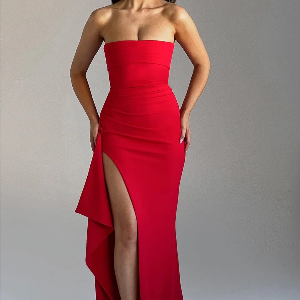 Elegant Red Strapless Evening Dress
